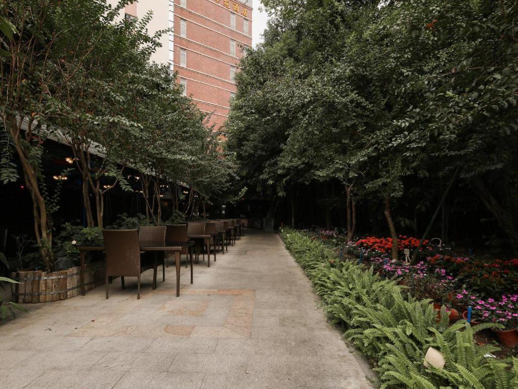 Royal Garden Hotel Guangzhou Exteriör bild